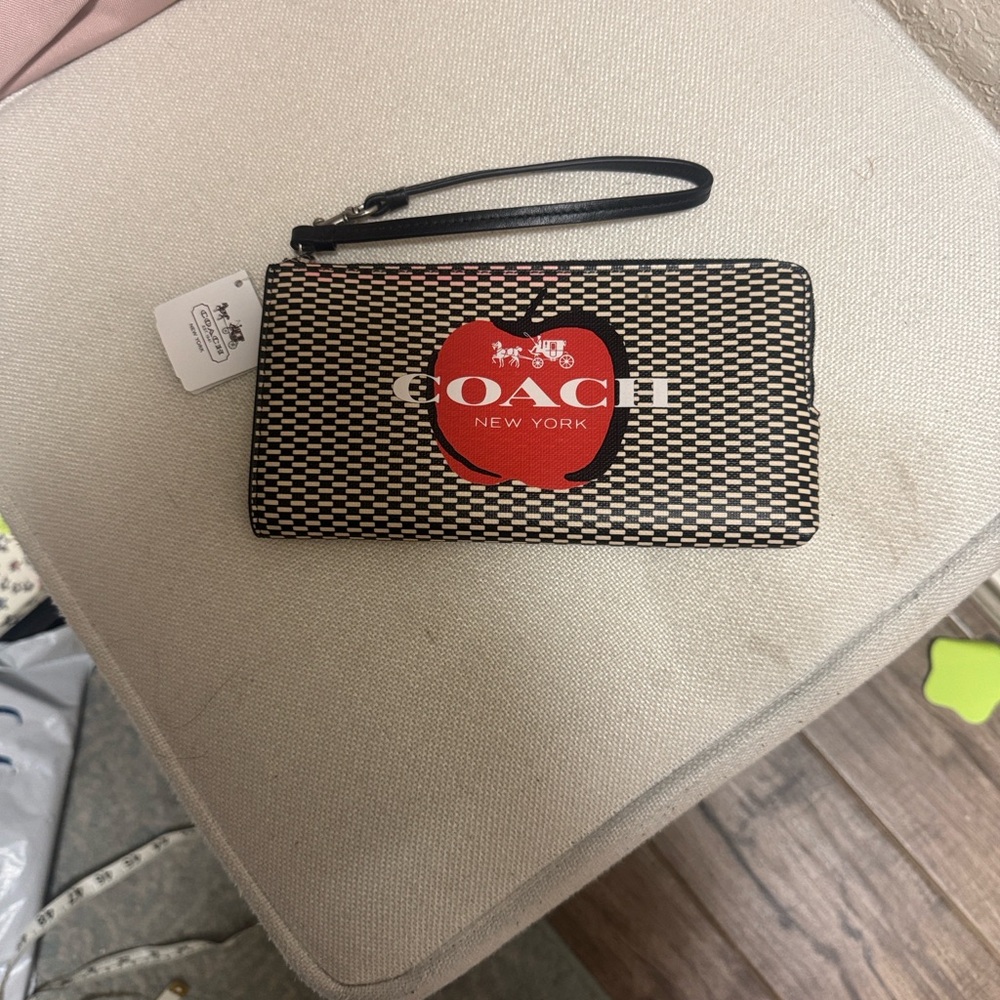 NWT, Coach vintage  NY apple print in  /black / white large wristlet
